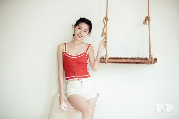 在车上一次又一次挺入,公交使劲抽揷女大学生,被人在公交玩到虚脱