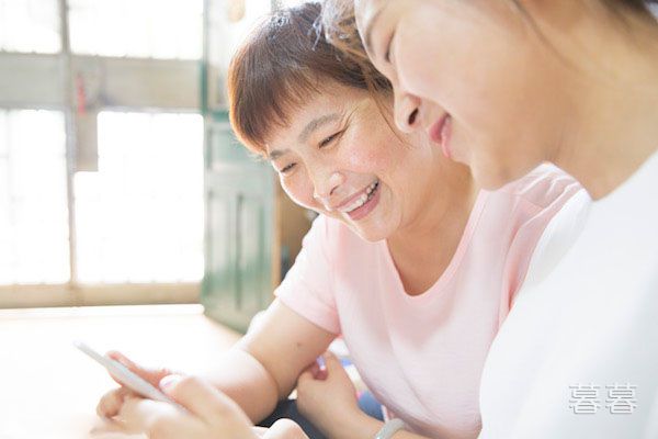 把她抵在树上慢慢的律动 他每走一步都顶进她最深处