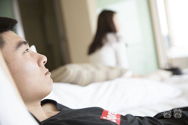 姐今晚让你曰个够完,我顶开女总裁的两瓣,总裁手指逗弄她腿间的珍珠