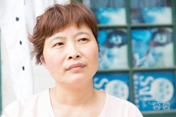 把她抵在树上慢慢的律动 他每走一步都顶进她最深处