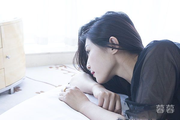 和公司寂寞老大姐出差 住在一个房间的我们出轨了