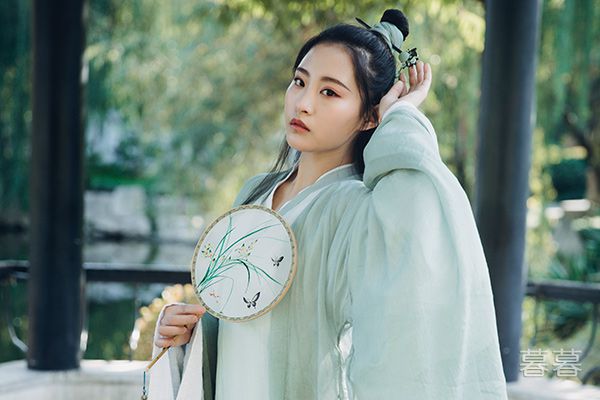 恩啊在楼梯上边走边做 总裁边走楼梯边顶进去