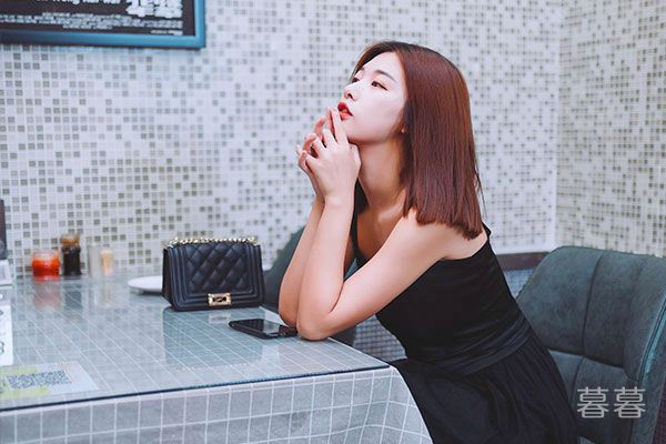 女的脱了裤头光了 女人脱了内衣 让男生魔