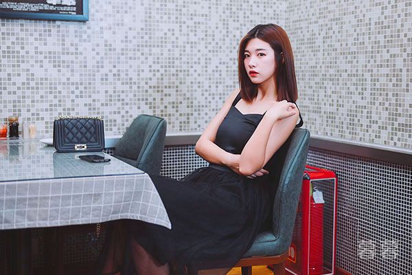 女的脱了裤头光了 女人脱了内衣 让男生魔