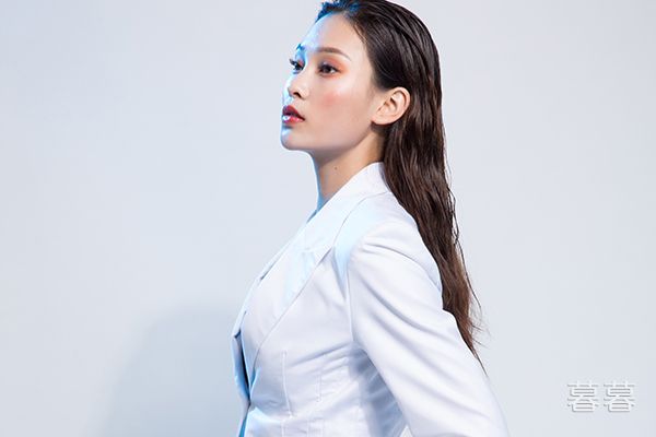 把老师推倒在办公桌上 老师座我大木棍上说痛取不出来