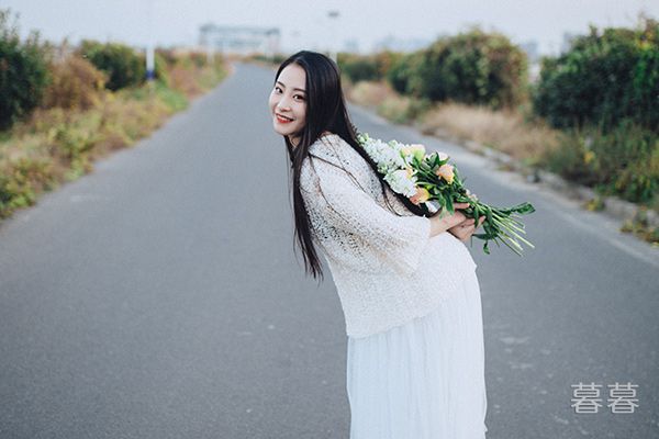 老师高抬腿让我抽入,在我跨下娇喘的语文老师,我把班主任插到深处