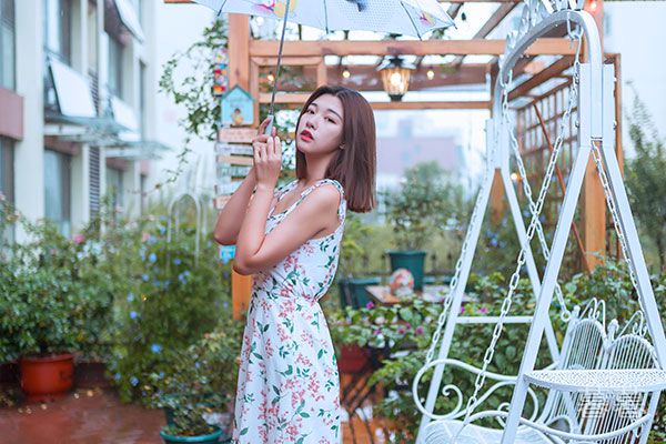 嗯不要塞葡萄草莓夹住 乖宝贝把葡萄一颗一颗挤出来