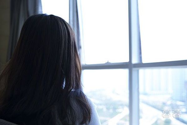 教室里我挺入她体内 班花把手伸进我的裆部