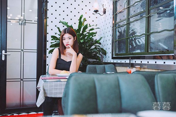 嗯不要塞葡萄草莓夹住 乖宝贝把葡萄一颗一颗挤出来