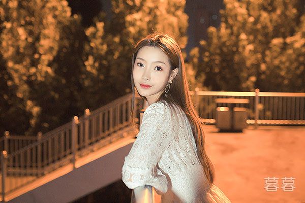 玩弄绝色高贵美妇 两个美妇用嘴服侍我一晚