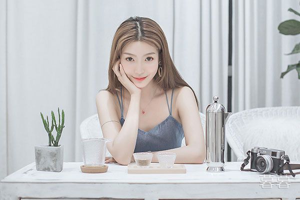 玩弄绝色高贵美妇 两个美妇用嘴服侍我一晚