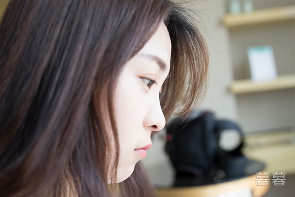 宝贝乖一点把腿岔开 屁股抬起来,乖,别害羞