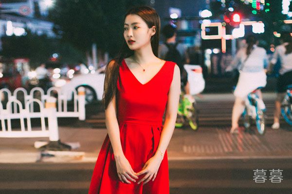 玩弄绝色高贵美妇 两个美妇用嘴服侍我一晚