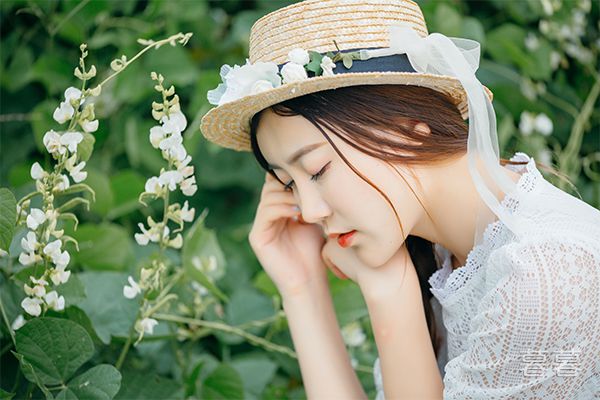 被两个男人帮在床上舔 被两个男人一起玩很爽