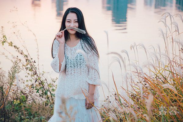 被两个男人帮在床上舔 被两个男人一起玩很爽