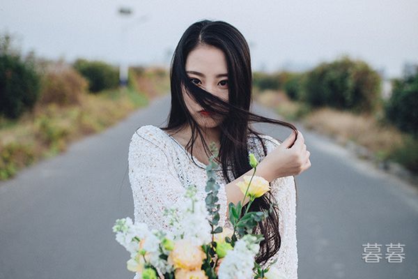 被两个男人帮在床上舔 被两个男人一起玩很爽