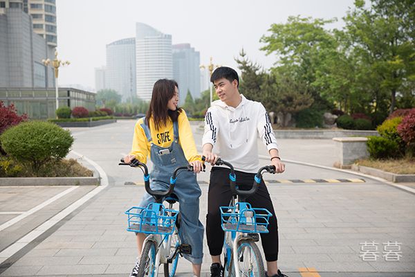 熟睡中的短裙母亲不敢出声,儿子你不能这样啊国语,母亲捂嘴不敢出声