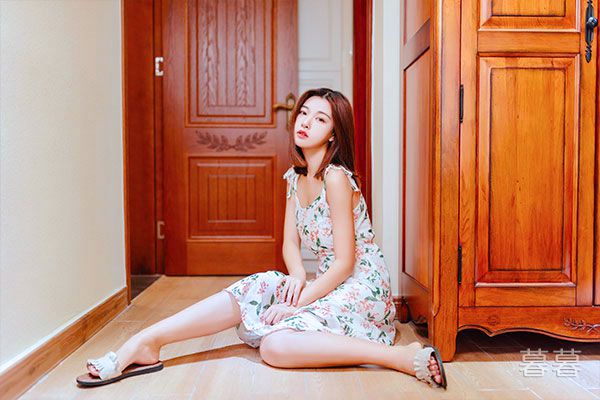 我和我的美女老师楼梯间里上演激情一幕- 暮暮