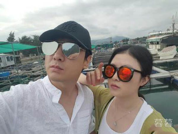 小品中,王琦扮演一个生气的妻子,拿着鸡毛掸子站在凳子上和老公吵架