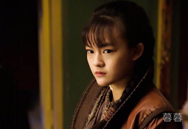 在《 天坑鹰猎 》当中,由蒋依依饰演的小红果和菜瓜等一样是屯子里的