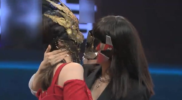 据悉,《蒙面舞王》漂亮姐姐的真实身份是演员李菲儿.