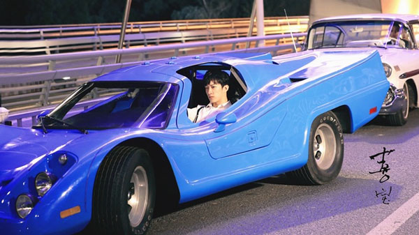 喜宝勖聪恕开的什么车蓝色古董跑车简直太吸睛