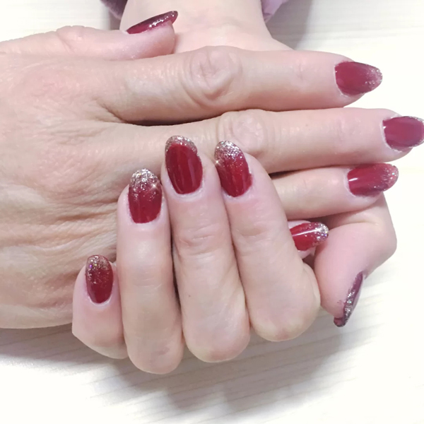 过新年妈妈也要做美甲亲戚见了都得夸好看